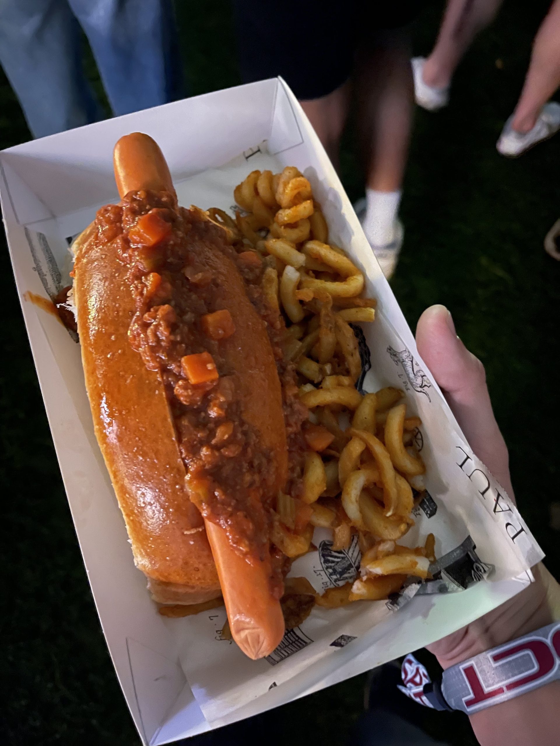 Hotdog กับมันฝรั่งทอด ในสนาม Singapore F1 ราคา 15SGD