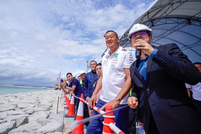 นายกรัฐมนตรี ใส่เสื้อทีม F1 ลงดูพื้นที่เตรียมจัด Formula 1 Thailand GP ในประเทศไทย