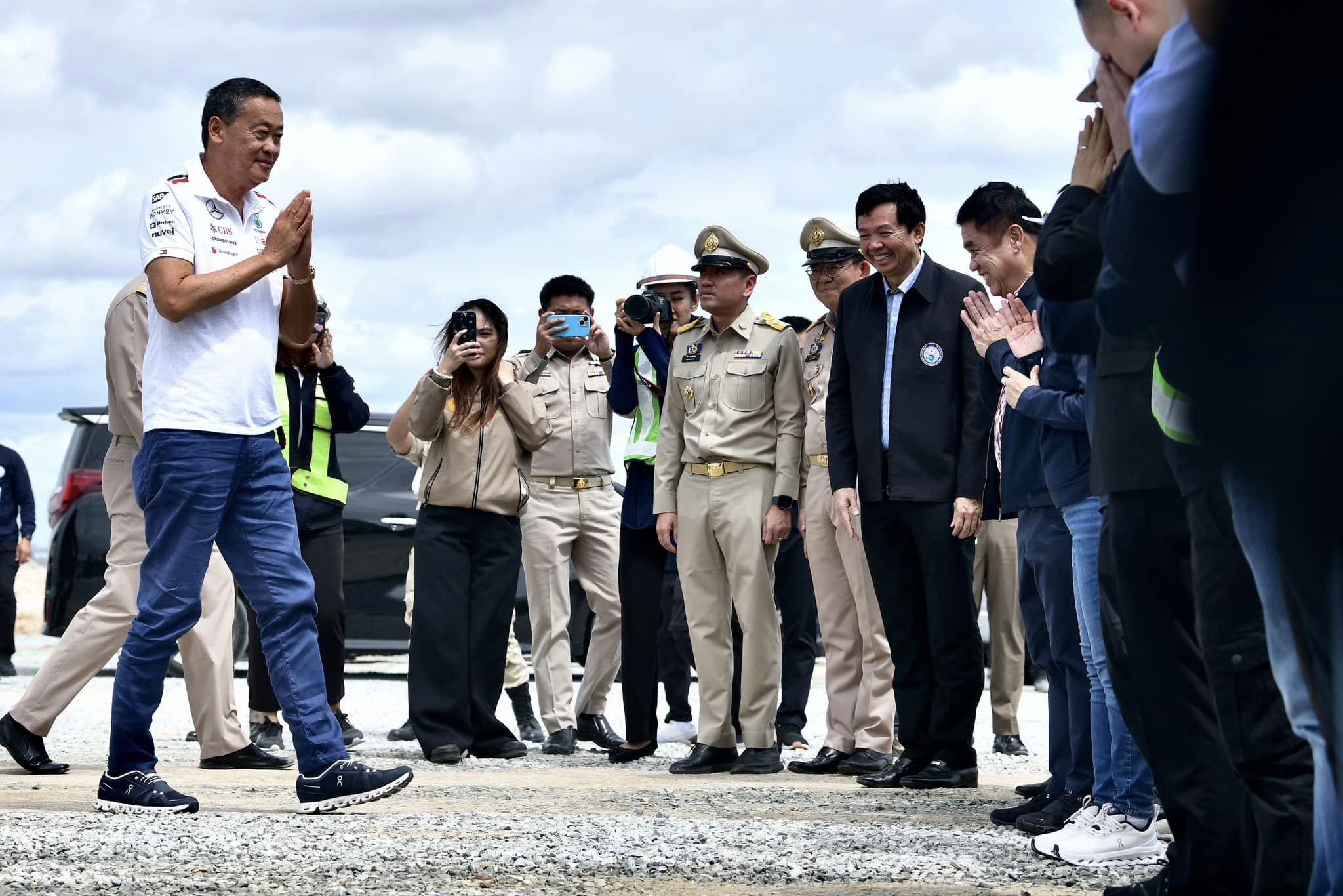 นายกรัฐมนตรี ใส่เสื้อทีม F1 ลงดูพื้นที่เตรียมจัด Formula 1 Thailand GP ในประเทศไทย