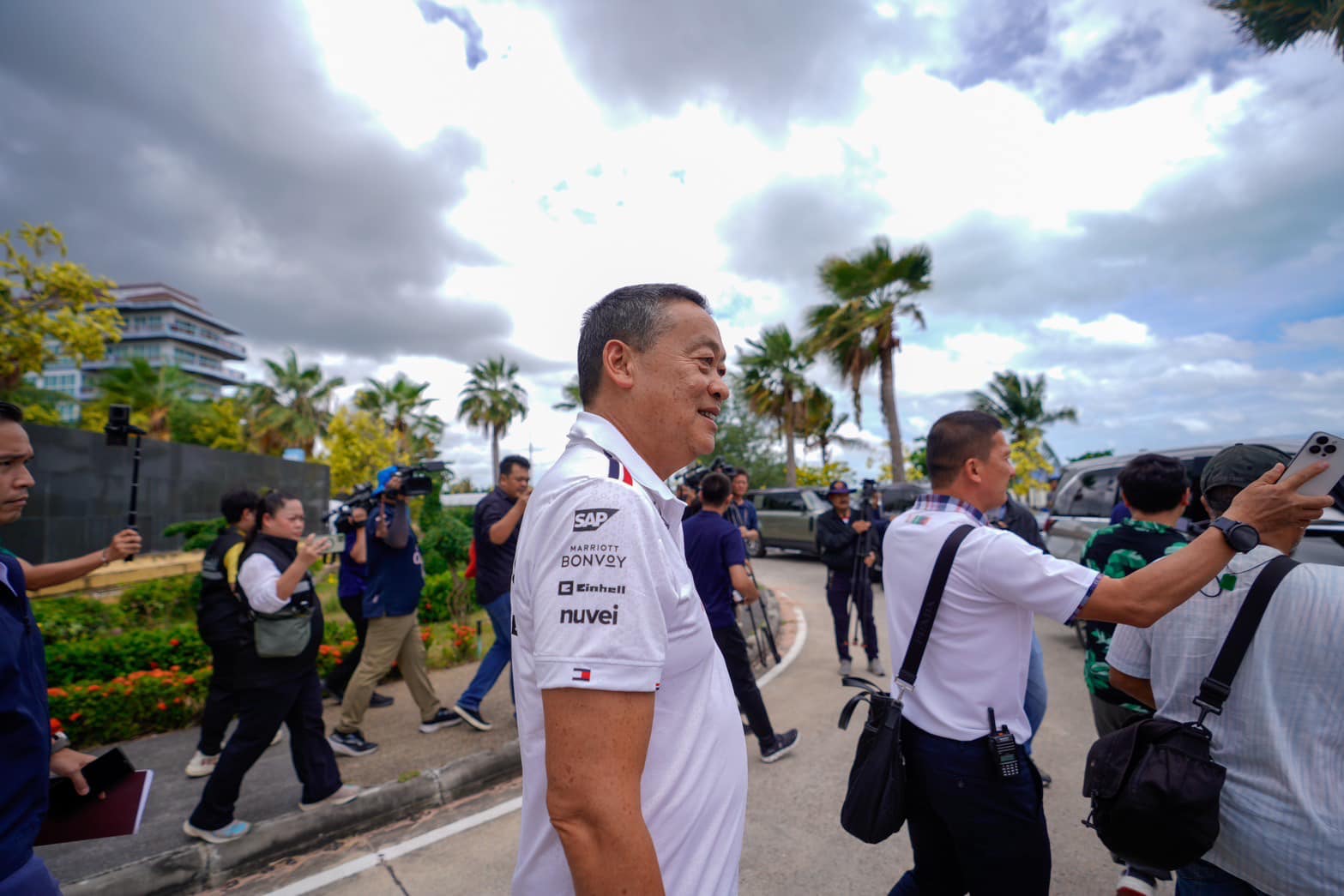 นายกรัฐมนตรี ใส่เสื้อทีม F1 ลงดูพื้นที่เตรียมจัด Formula 1 Thailand GP ในประเทศไทย